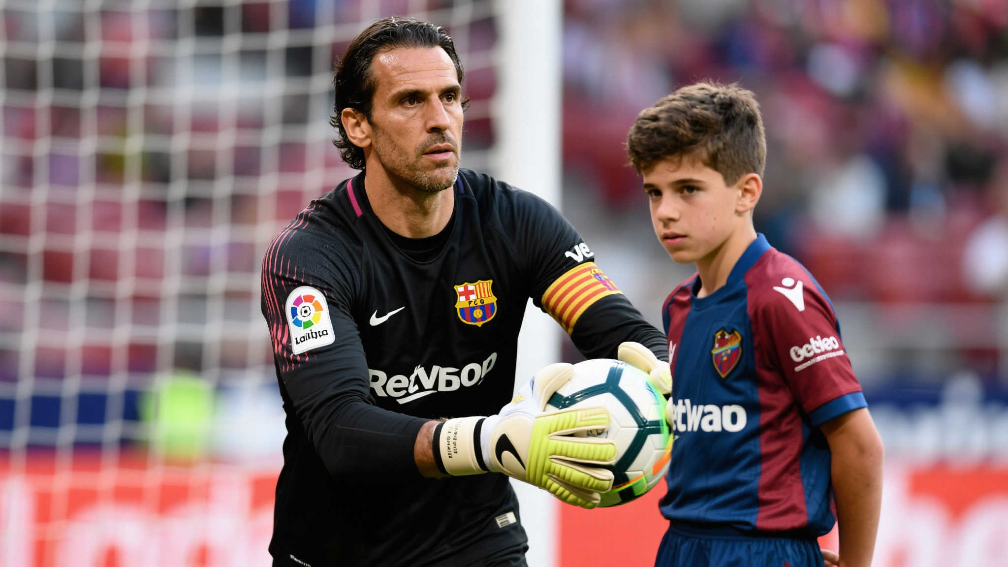 42岁西班牙传奇门将雷纳挂靴!8年红军生涯,世界杯&欧洲杯双冠加身 42岁西班牙传奇门将雷纳挂靴!8年红军生涯,世界杯&欧洲杯双冠加身